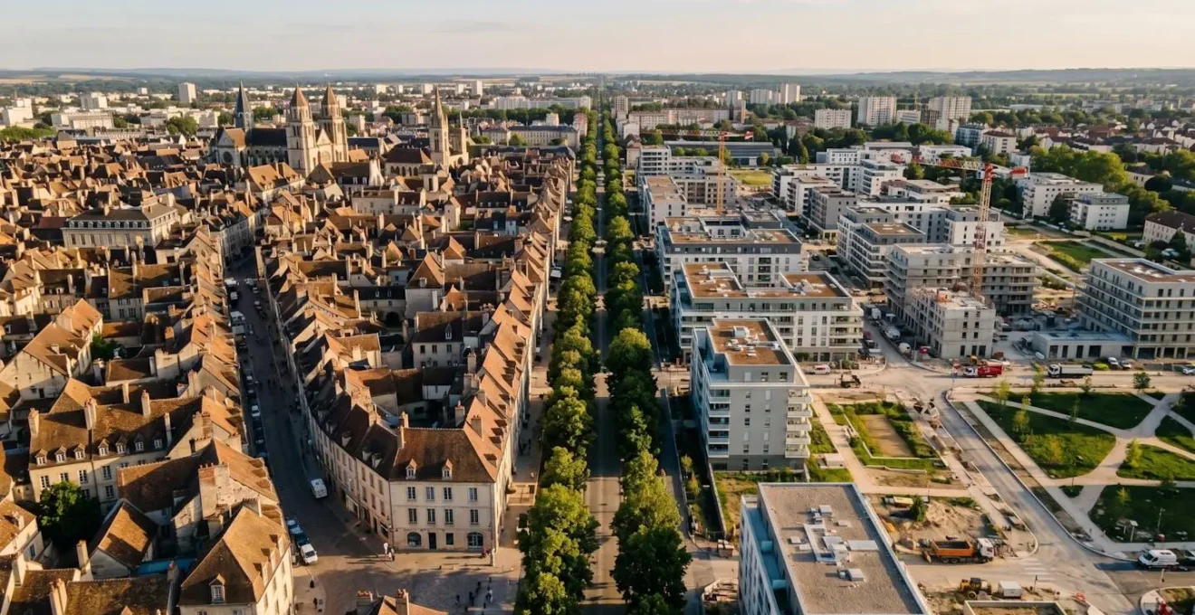 Vue aérienne de Dijon montrant le contraste entre le centre-ville densifié et un nouveau quartier résidentiel en construction en périphérie.