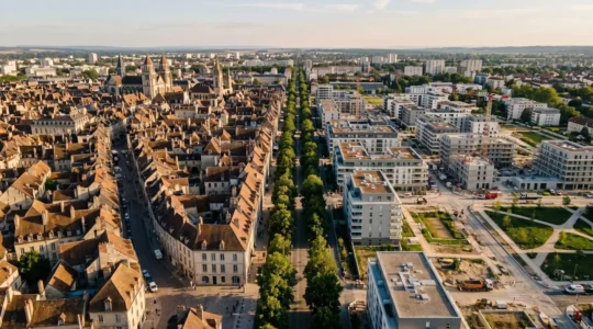 Vue aérienne de Dijon montrant le contraste entre le centre-ville densifié et un nouveau quartier résidentiel en construction en périphérie.