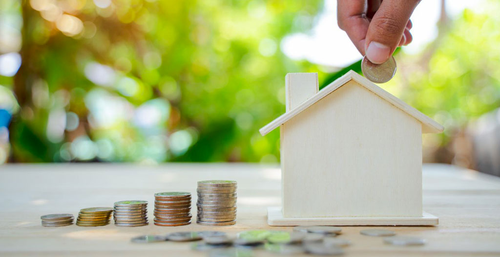 Clé d'appartement posée sur des documents de financement immobilier, représentant l'accès à la propriété